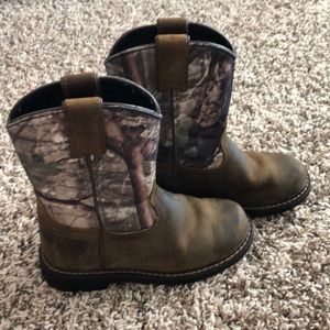 Ariat boys boots. Great condition! Sz 13.5 C